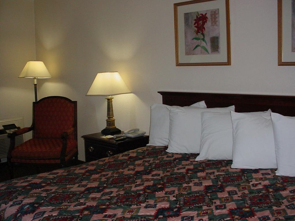 Rodeway Inn Монтгомері Номер фото